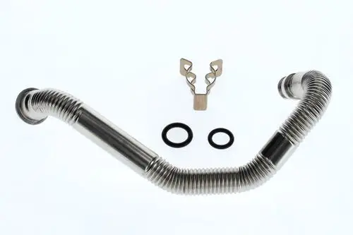 Ein flexibles Rohr von Bosch mit zwei O-Ringen und einer Klammer. Das Rohr hat gewellte Abschnitte und wird typischerweise in der Automobilindustrie verwendet.
